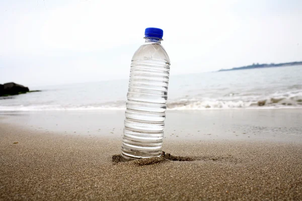 Beach clean and bottled water — Stock Photo, Image