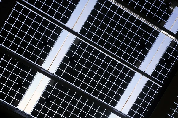 太阳能电池板和绿色 — 图库照片