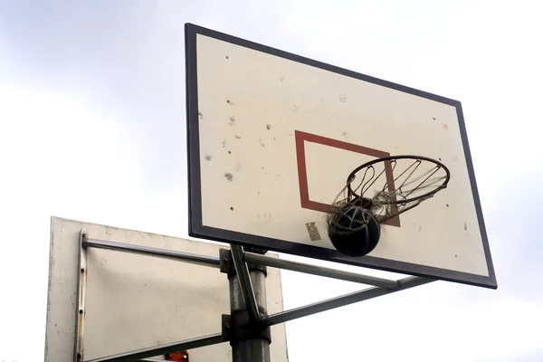 Basketbal a obruč — Stock fotografie