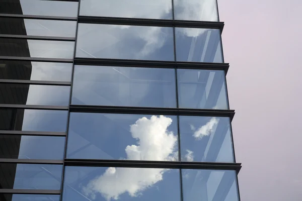 Återspeglas i modern arkitektur — Stockfoto