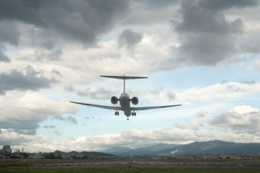 bulutlu bir günde uçan uçak