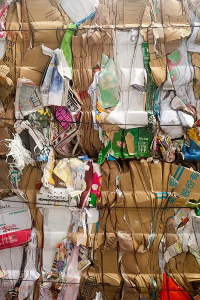 Afvalpapier en pet flessen recycling — Stockfoto