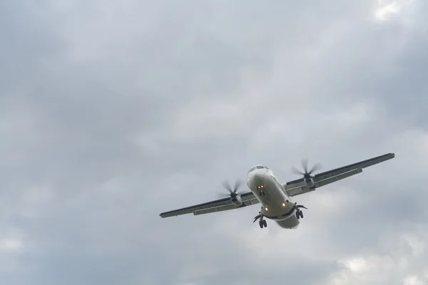 Bulutlu bir günde uçan uçak — Stok fotoğraf