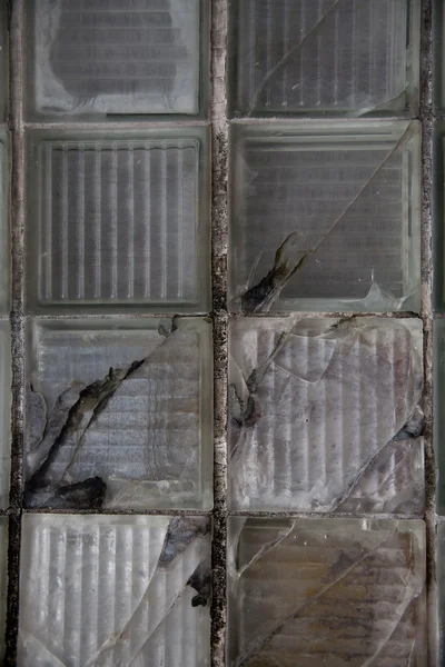 Ladrillos de vidrio agrietados —  Fotos de Stock