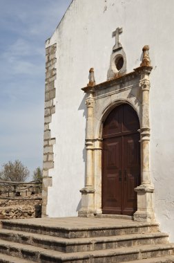 kilise kapısına