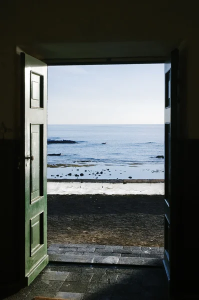 Океан відчинив двері — стокове фото