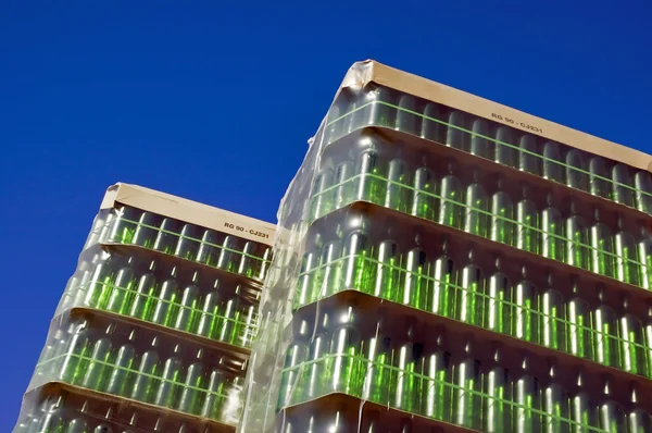 Pilha de garrafas de vidro verde — Fotografia de Stock