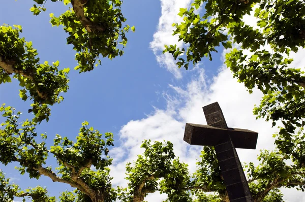Kreuz über den Bäumen — Stockfoto