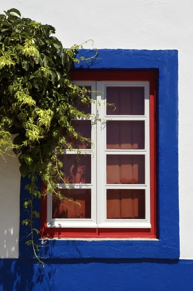 Красное окно — стоковое фото