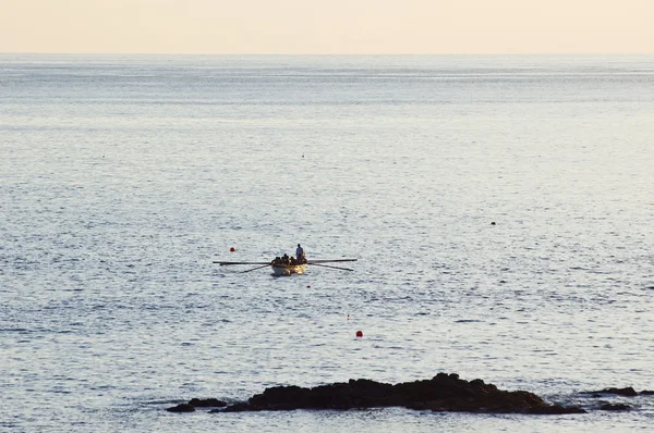 Ruderboot nähert sich in Pico, Azoren — Stockfoto