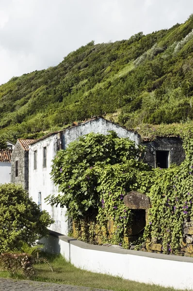 Zerstörtes Haus in Lages do pico, azores — Stockfoto