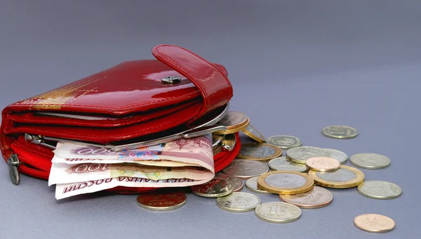Monedero rojo y dinero — Foto de Stock