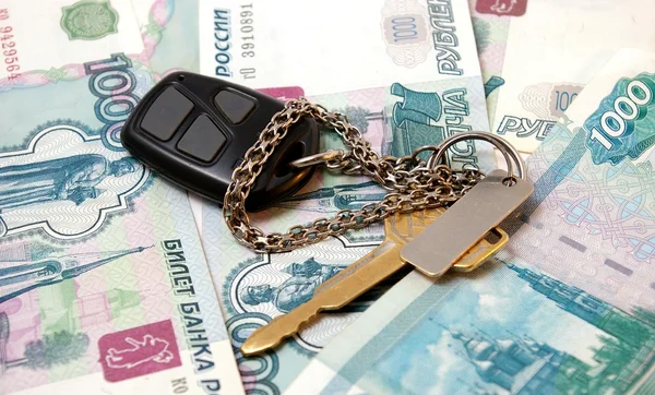 Clé de voiture et des milliers de roubles — Photo