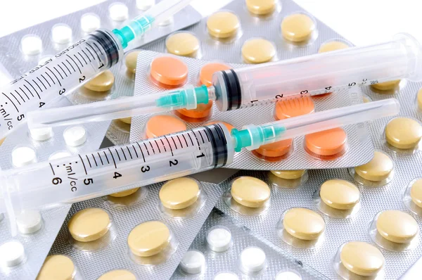 Syringes and tablets — Stock Photo, Image