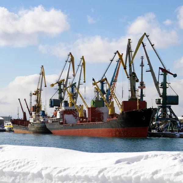 Molo nei porti marittimi in inverno . — Foto Stock