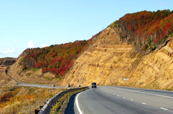 Estrada na montanha de outono — Fotografia de Stock