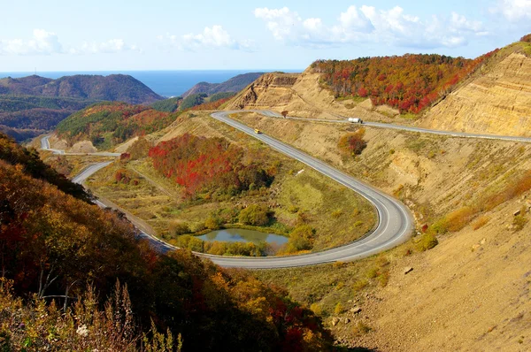 Silnice v podzimní mountain — Stock fotografie