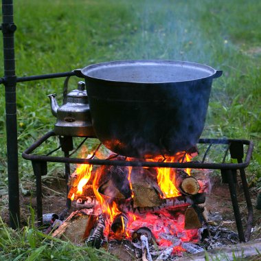 kamp ateşi ve kazanı