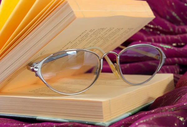 Книги та окулярів — стокове фото