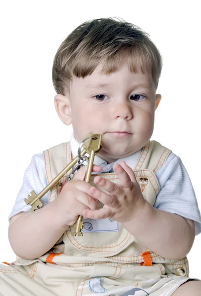 Маленький мальчик с большими ключами — стоковое фото