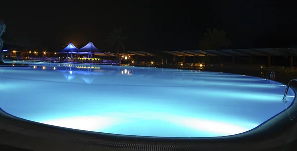Zwembad in het hotel — Stockfoto