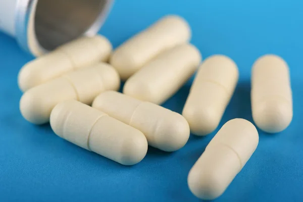 Witte capsules (pillen) — Stockfoto