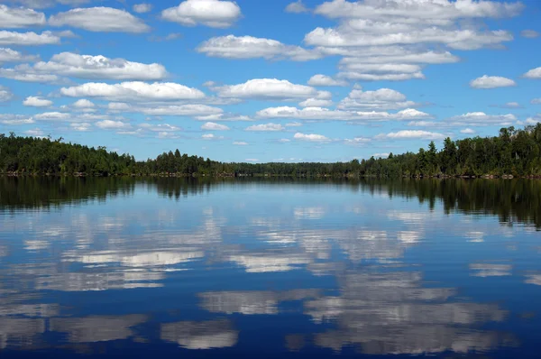 Reflecties in lake land — Stockfoto
