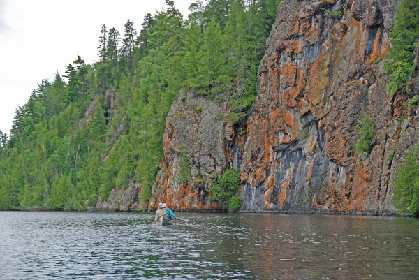 Canoers by cliffs in the Quetico — Stock Photo, Image