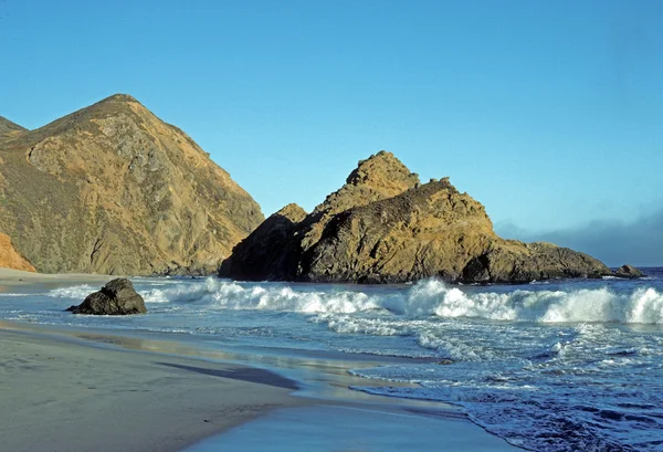 Κυμάτων στην ακτή στο big sur της Καλιφόρνια — Φωτογραφία Αρχείου