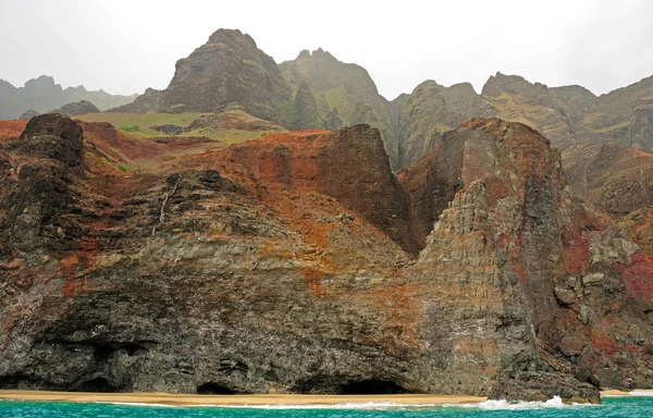 The cliff of the Na Pali coast in the fog — Stock Photo, Image
