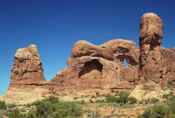 Rode rotsen in de woestijn — Stockfoto