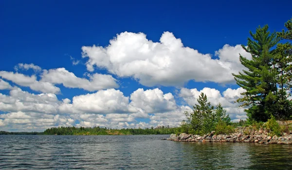 Zomer wolken op mes lake — Stockfoto