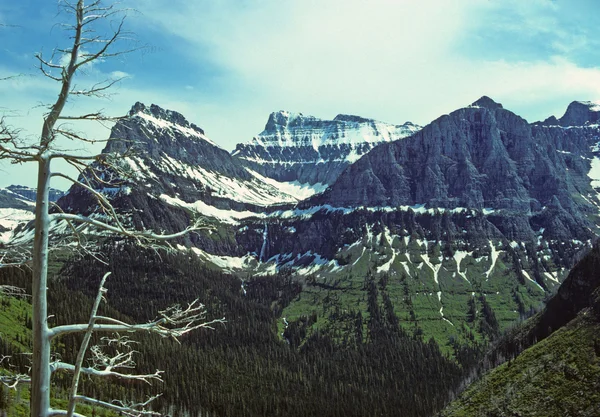 Montagnes au début de l'été neige — Photo