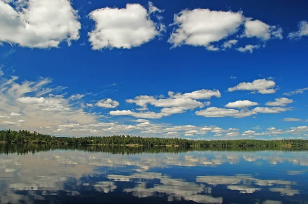 Błękitne niebo i białe chmury w quetico — Zdjęcie stockowe