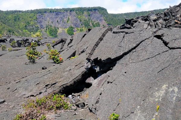 溶岩湖から壊れたロック — ストック写真