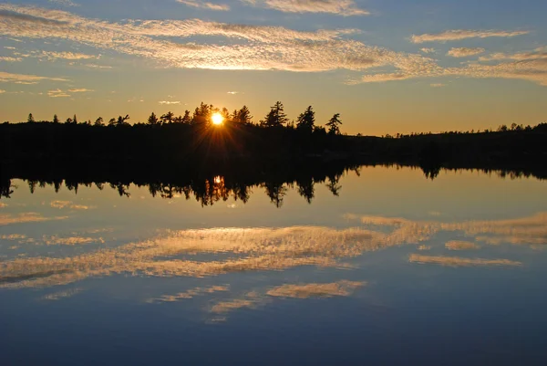 Coucher de soleil dans le pays du canot — Photo