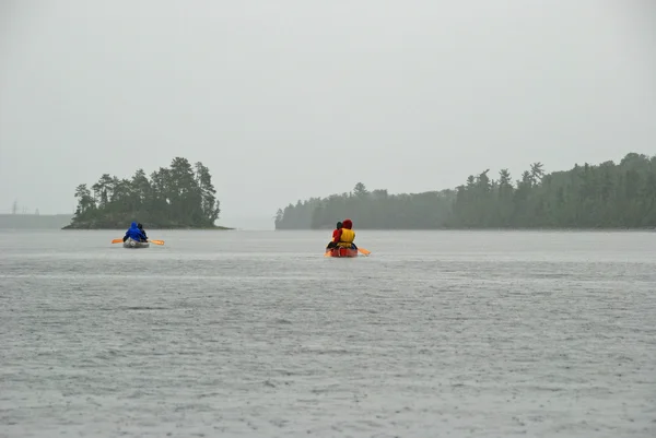 Canoeing into the rain — Stock Photo, Image