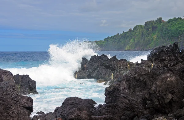 Dalgalar ve Hawaii sahilinde kayaların — Stok fotoğraf