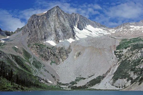 Montañas y un lago salvaje — Foto de Stock