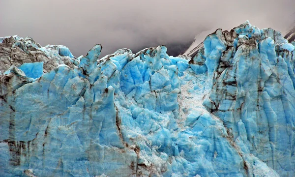 Голубой лед в облаках — стоковое фото