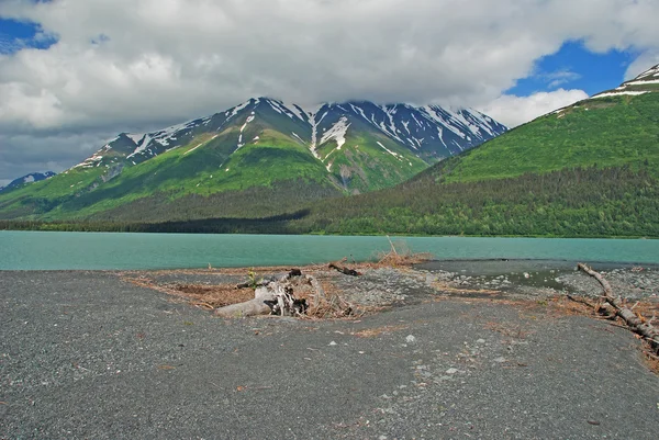Lake, bergen en wolken — Stockfoto