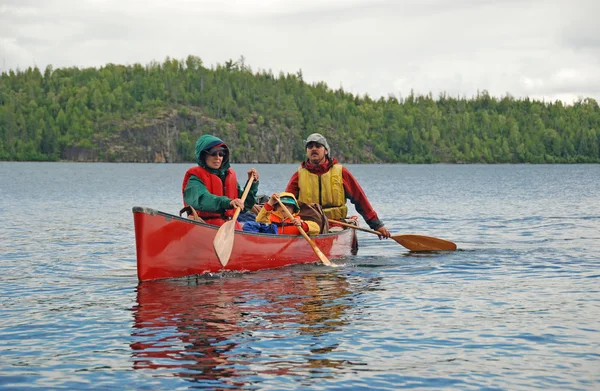Familjen kanot i vildmarken — Stockfoto