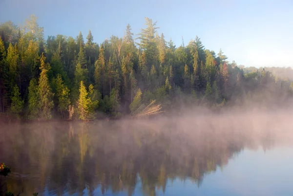 Brouillard matinal dans le pays du canot — Photo