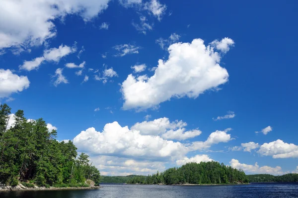 Sommar himmel i kanot land — Stockfoto