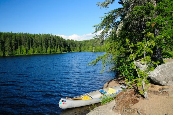 Canoe in camp in the Boundary Waters — Stock Photo, Image