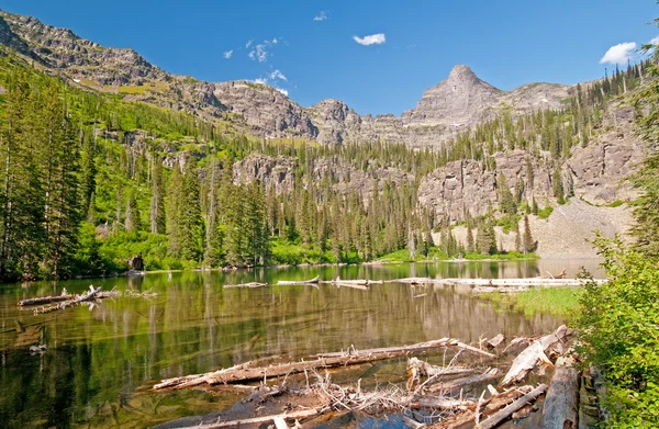 Alpine lake i sommarsolen — Stockfoto
