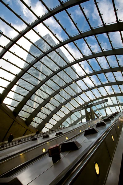 Estação de metro escada rolante - Canary Wharf — Fotografia de Stock
