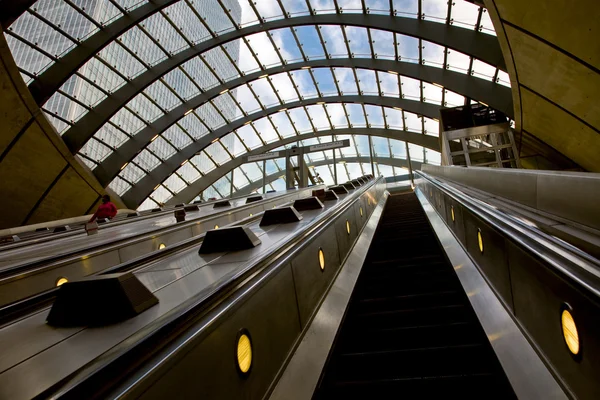 Estación de metro de escaleras mecánicas - Canary Wharf —  Fotos de Stock