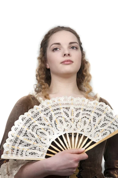 Skönhet med fläkt i medeltida klänning — Stockfoto