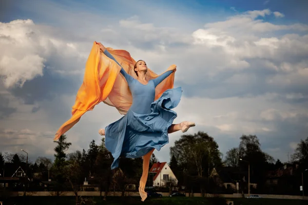 Fluing ballerina — Stockfoto